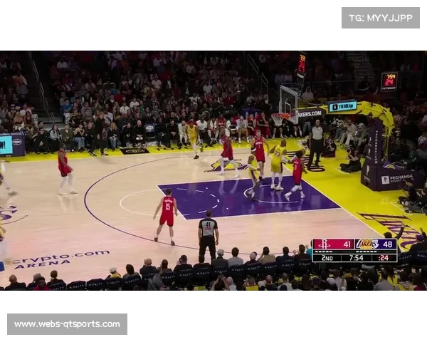 坎宁安妙传斯图尔特暴扣，活塞快攻三线配合精彩